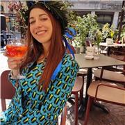 Laureata in lingue impartisce lezioni di italiano e di altre materie umanistiche